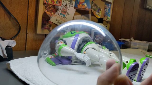 Cleaning Toy Story Flight Control Buzz Lightyear And Polishing Globe смотреть онлайн