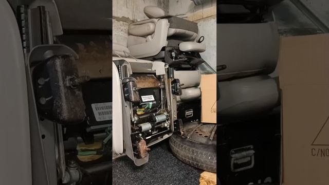 Ремонт Chrysler Pacifica своими руками. Снятие бензобака, глушителя, балона . Mp4