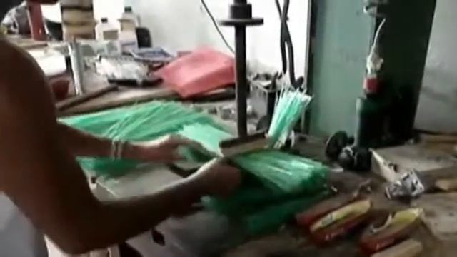 Бизнес идея в гараже Изготовление метел из пластиковых бутылок смотреть онлайн