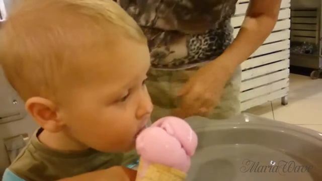 Смешное видео. Мороженое не отдам! смотреть онлайн