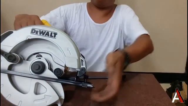 Unboxing Circular saw DeWALT DWE561 смотреть онлайн