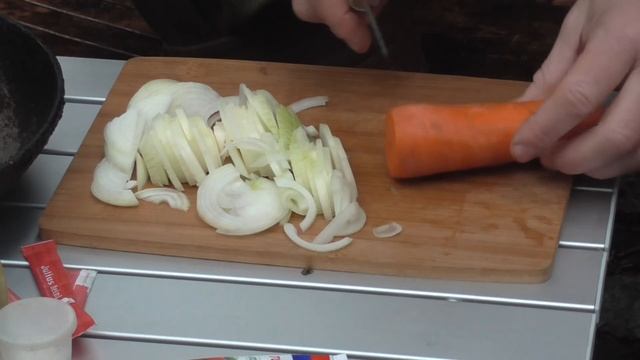 Еда на костре. Готовим в лесу бобы с овощами смотреть онлайн