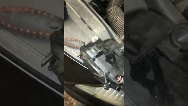 Замена воздушного и топливного фильтра Peugeot 307 SW 1.6 HDI смотреть онлайн