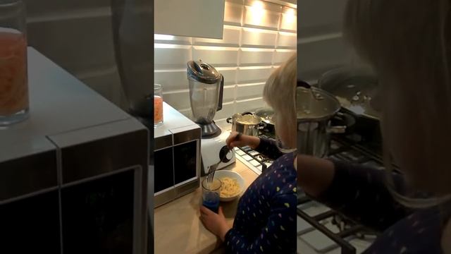 Цветные макароны спагетти с Алисой смотреть онлайн