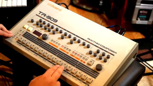 Building Techno and House rhythms on the Roland TR-909 смотреть онлайн