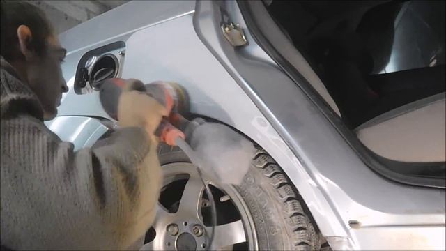 Локальный ремон задней арки на автомобиле грунтами в аэрозоли и покраска переходом. смотреть онлайн