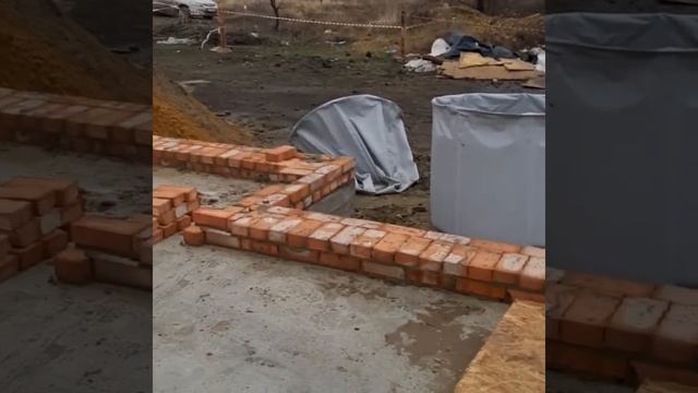 Кирпичная кладка цоколя.