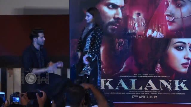 Alia Bhatt Dances On Ghar More Pardesiya LIVE With Varun Dhawan | KALANK смотреть онлайн