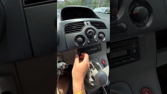 Універсальне авто Renault Kangoo смотреть онлайн