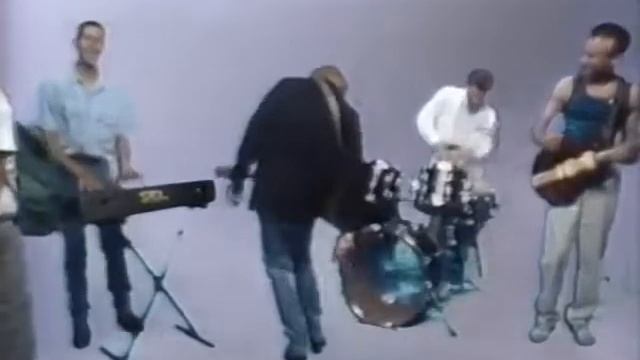 Level 42 - Tie A Yellow Ribbon Round the Old Oak Tree (Official Video) смотреть онлайн