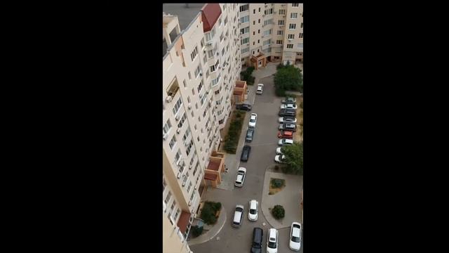 Мой друг поёт припев песни it's raining man c помощью монтажа. смотреть онлайн