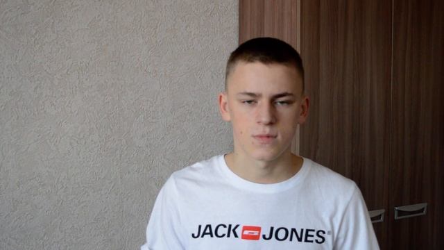 Кирилл Кощенко читает стихотворение Ирины Самариной- Лабиринт "Я видел, как плачет мама" смотреть онлайн