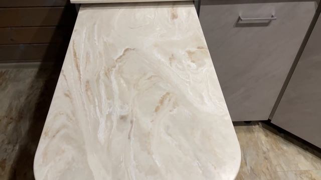 НЕ стандартная кухня с каменной столешницей 10 мм и выдвижным столом с фасадами Cleaf смотреть онлайн