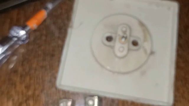 Как поменять розетку СССР на новую с 6 ам на 10 Ампер пластик на керамику смотреть онлайн
