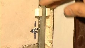 Выравнивание откосов. Установка штукатурных маяков на оконные проемы.