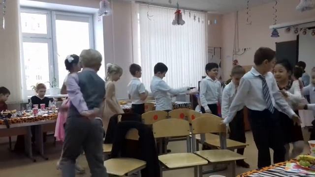 Огонек в школе. Чаепитие. Танцы. Игры. Весело. смотреть онлайн
