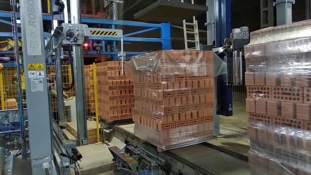 Упаковка поддонов с кирпичами в стретч-плёнку с укрыванием верха | Паллетообмотчик ROBOPAC HELIX EV смотреть онлайн