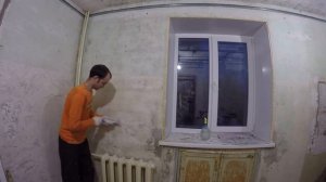 Как удалить со стены старую шпаклёвку и краску интересным скребком.