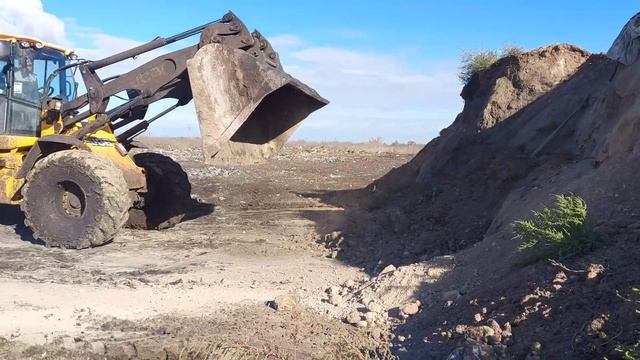 Разбрасыватель удобрений BERGMANN и JCB 426 смотреть онлайн