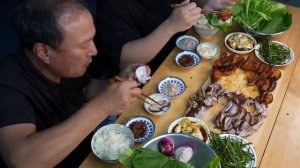 Мукбанг - Острые вареные свиные ножки.