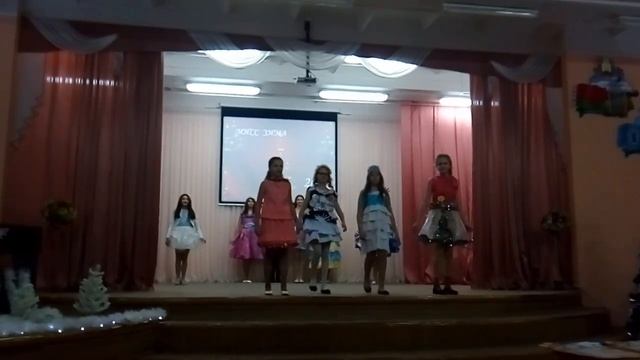 Дефиле в платьях из подручных средств , сш 115 г.Минск смотреть онлайн