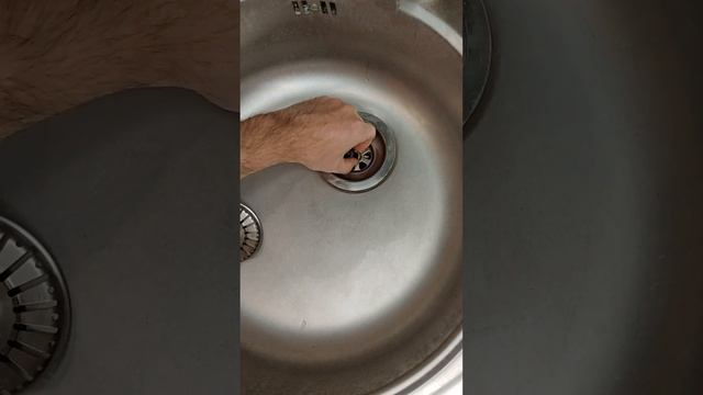 Почистил слив в раковине