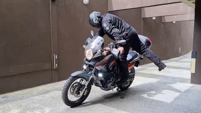 XL 700 V Transalp - How to mount and dismount tall bikes смотреть онлайн