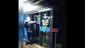 В ТЦ в Нижнем Новгороде сработала ложная пожарная тревога. Посетители в панике пытались выбить двер