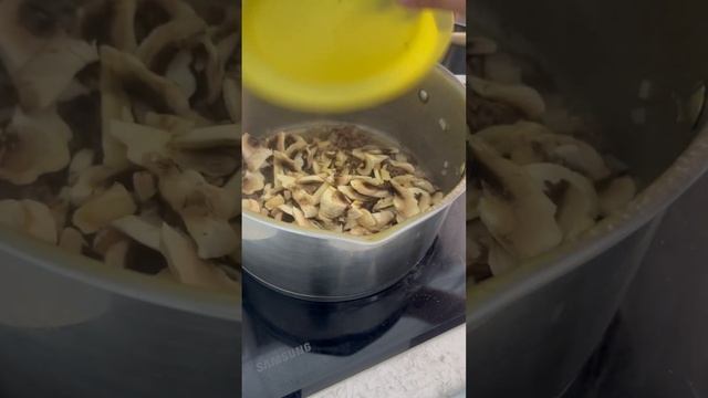 Грибной суп. Суп с грибами. Шампиньоны для супа.