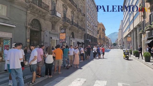 Tutti pazzi per il nuovo Swatch in oro 18 carati, file in via Ruggero Settimo смотреть онлайн