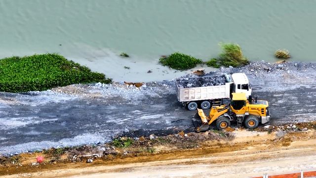 Part 321| Wow! Amazing! Wheel Loader Skills Move rocks Building the Road Linking Othe side of Lake смотреть онлайн