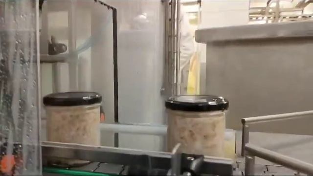 Automatisierung Vakuum Verschließen Schraubgewinde - Verschließmaschine Gläser смотреть онлайн