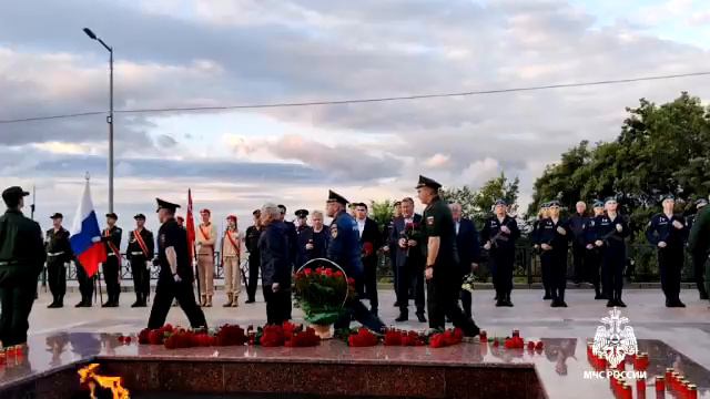 Сотрудники МЧС приняли участие в акции "Свеча памяти" смотреть онлайн