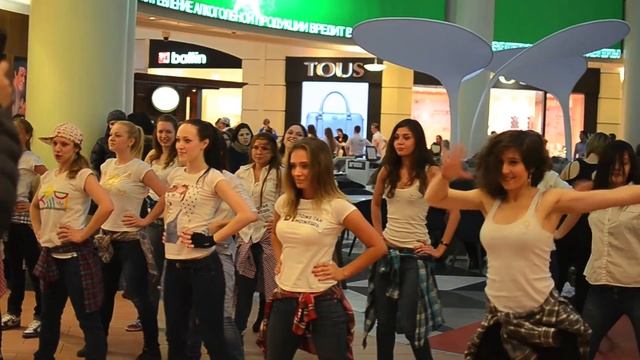 Атмосфера танца Флешмоб в Атриуме. "Ты тоже так можешь!" смотреть онлайн