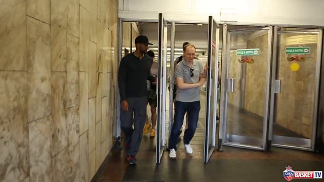 Новичок ЦСКА Кори Хиггинс прогулялся по Москве смотреть онлайн