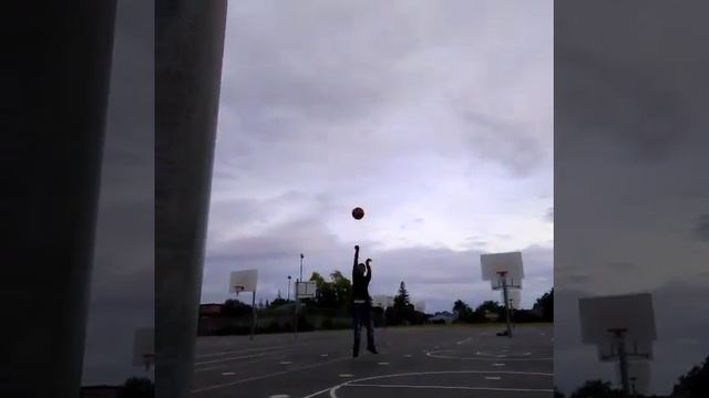 KID SPLASHES BALL!! BEST SHOOTER!!.. смотреть онлайн