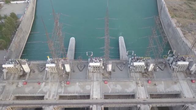 Эмомали Рахмон и Шавкат Мирзиёев посетили Кайраккумскую гидроэлектростанцию смотреть онлайн