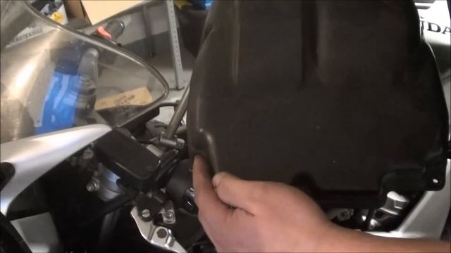 Honda VFR 800 Vtec Luftfilterwechsel смотреть онлайн