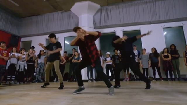 Парни классно танцуют. Очень круто. смотреть онлайн