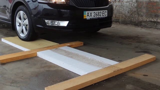 Авто переезжает термопанели 