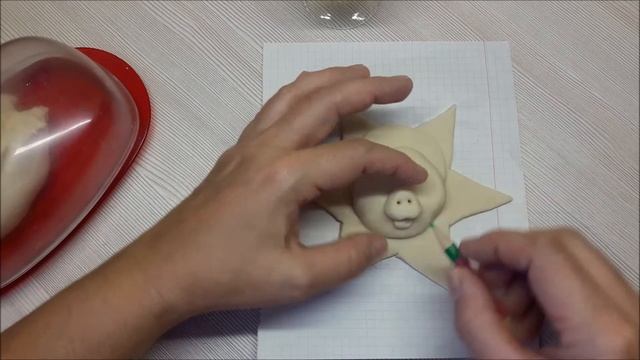 Лепим подвеску на елку в форме звезды, Игрушка на елку ,Поросенок из соленого теста!!!
