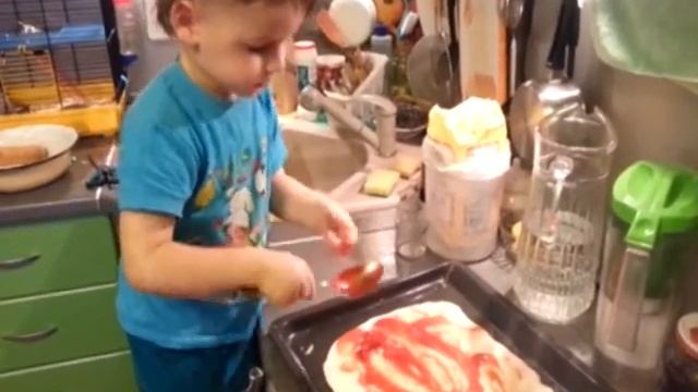 Тёма готовит: домашняя пицца.