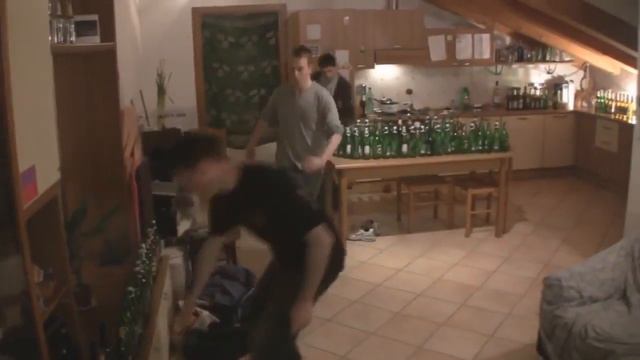 Что можно сделать, когда дома много бутылок (Когда бухали все выходные и наутро стало скучно ) смотреть онлайн