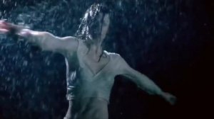 Красивая девушка танцует под дождем.