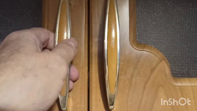 Мою окно на кухне Делаю уборку Любуюсь собою смотреть онлайн