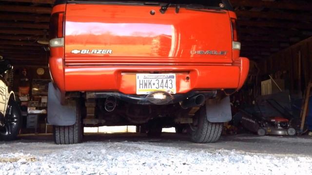 4.3 S10 Blazer W/ Flowmaster Outlaw Start up & Revs смотреть онлайн