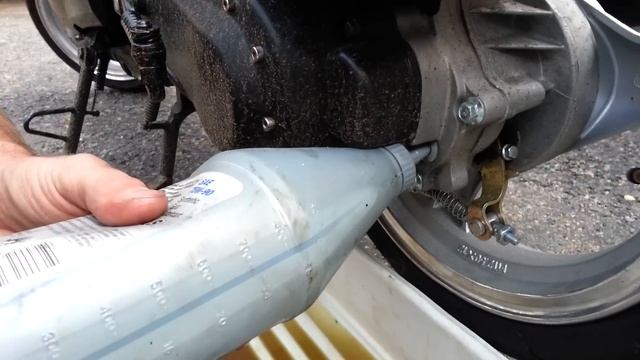 How to change the gear oil on a scooter. смотреть онлайн