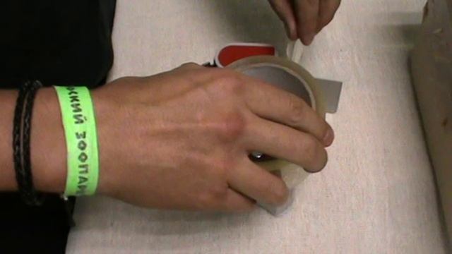 Как заправить диспенсер клейкой лентой.mp4