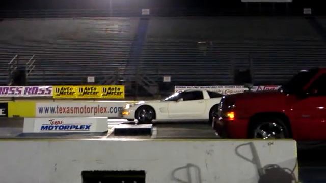 2001 C5 Corvette vs Silverado SS -- 13.2 @ 104 смотреть онлайн