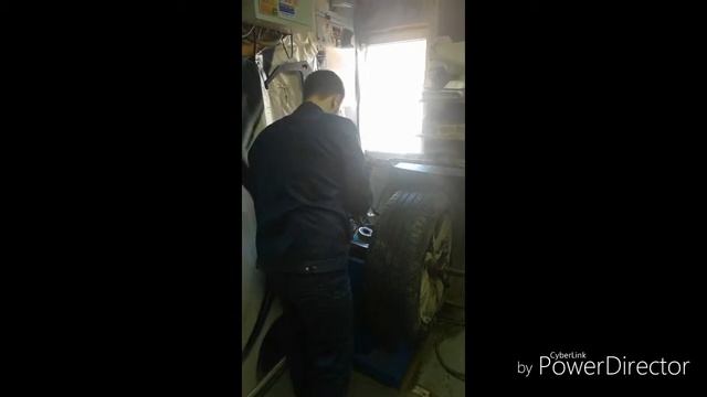 Шиномонтаж 56. Переобуваем 18 колеса. смотреть онлайн